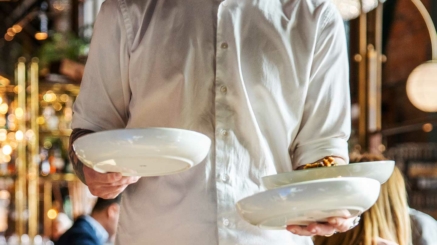 Man som serverar mat