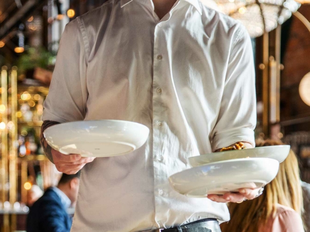 Man som serverar mat