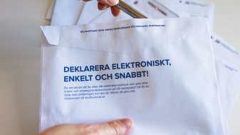 Sprätter upp ett kuvert från skatteverket med texten " Deklarera elektroniskt, enkelt och smart".