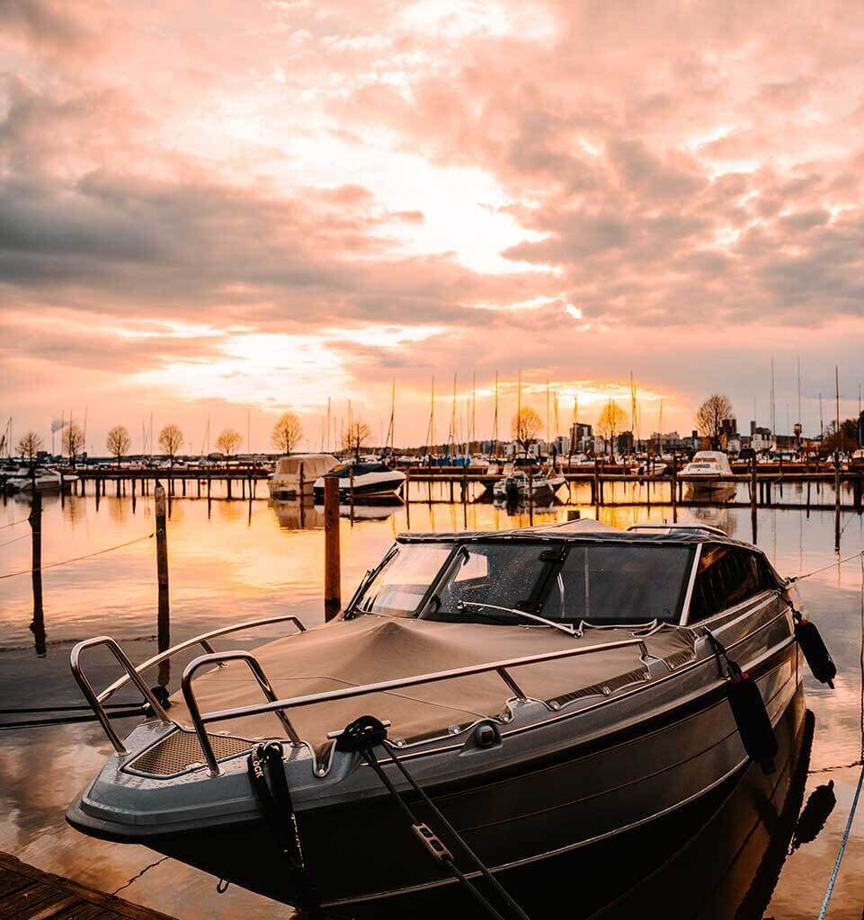 Bild på en båt som ligger i hamnen.