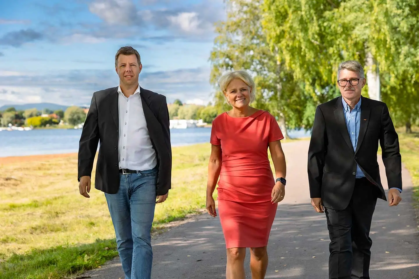 Tre redovisningskonsulter går tillsammans i kontorskläder