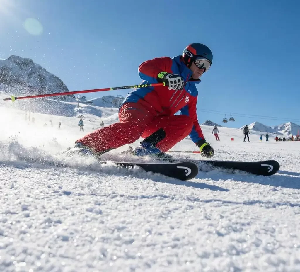 Person som åker skidor på fjället – exempel på aktivitet som kan omfattas av friskvårdsbidrag.