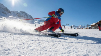 Person som åker skidor på fjället – exempel på aktivitet som kan omfattas av friskvårdsbidrag.