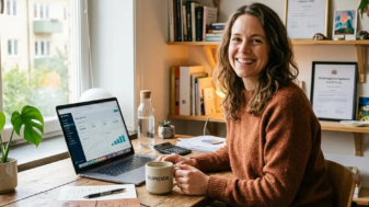 Kvinna på hemkontor som arbetar med sin enskilda firma, sittande vid ett rustikt träbord med dagsljus från fönstret.