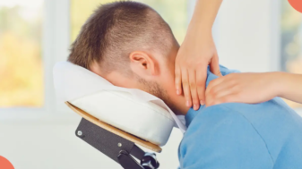 Man som får massage på jobbet