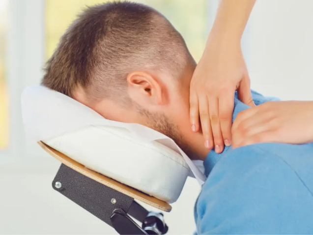 Man som får massage på jobbet