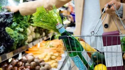 Person som handlar mat i affären