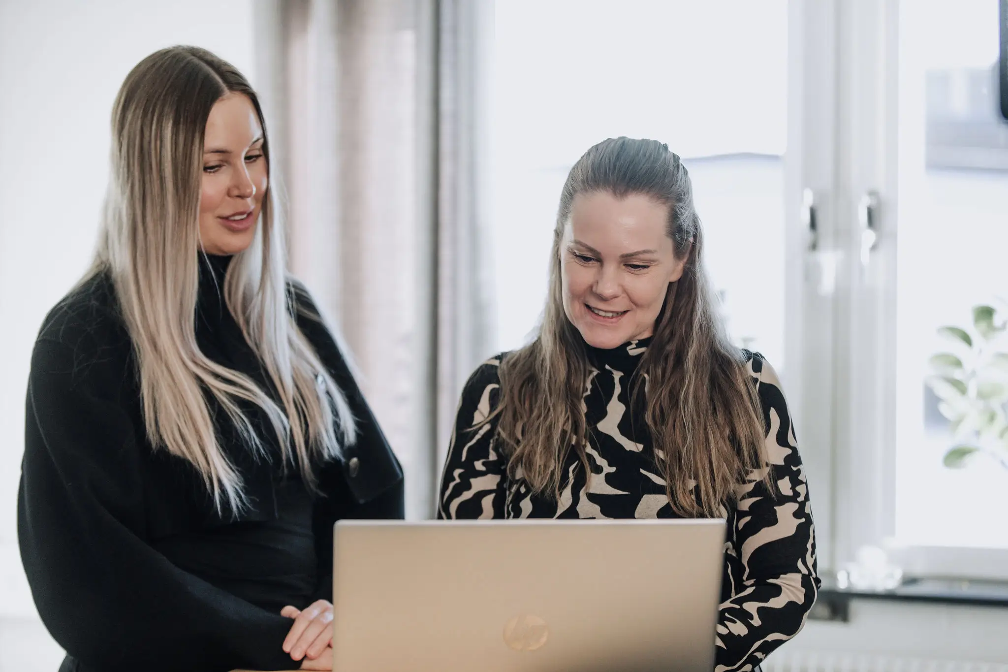 Två redovisningskonsulter diskuterar momsrapportering.