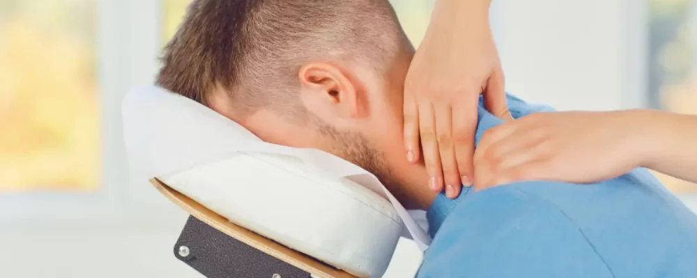 Man som får massage på jobbet