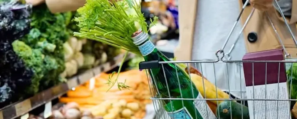 Person som handlar mat i affären